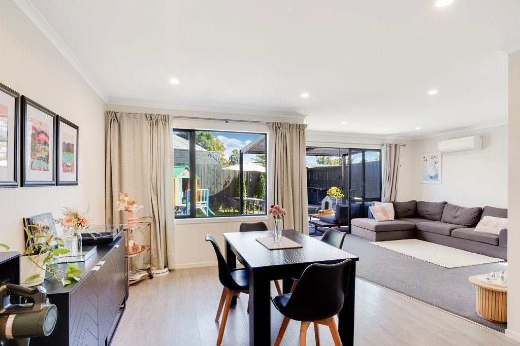 4/17 Irene Crescent, Dinsdale, Hamilton - Carousel 1