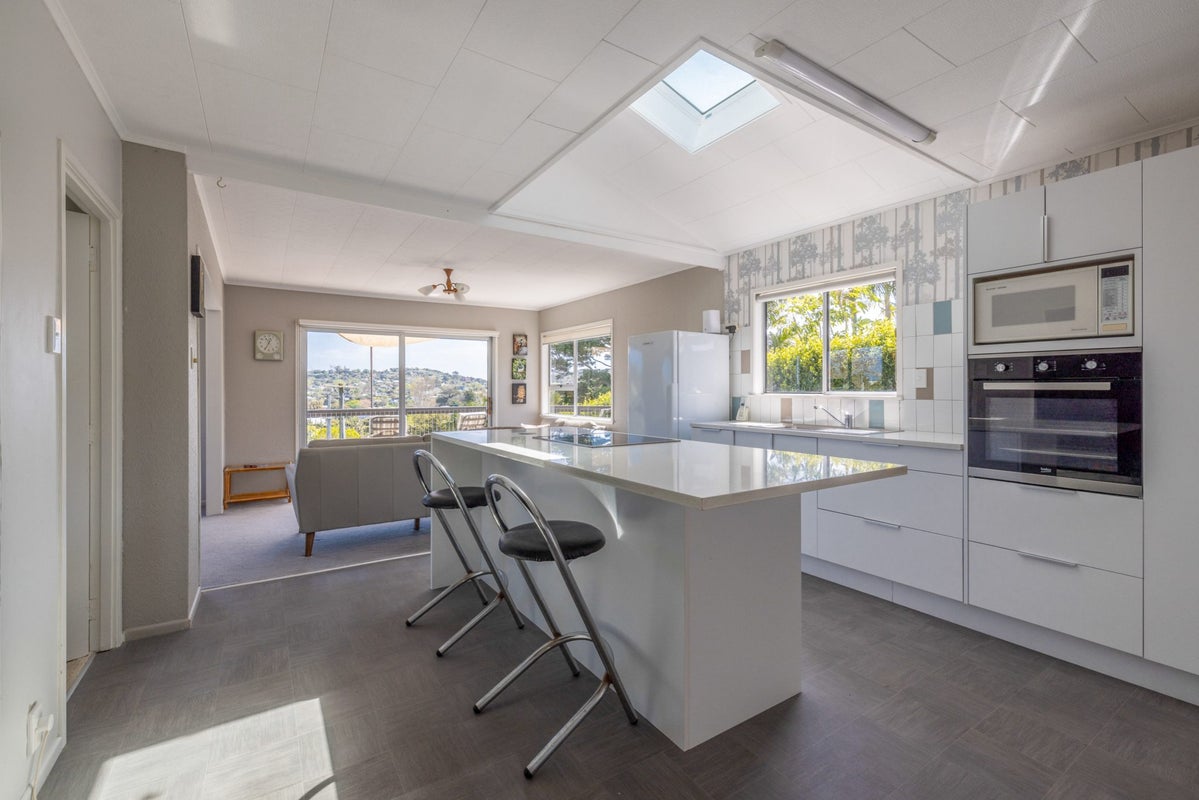 12 Kiwi Street, Oneroa, Waiheke Island - Carousel 2