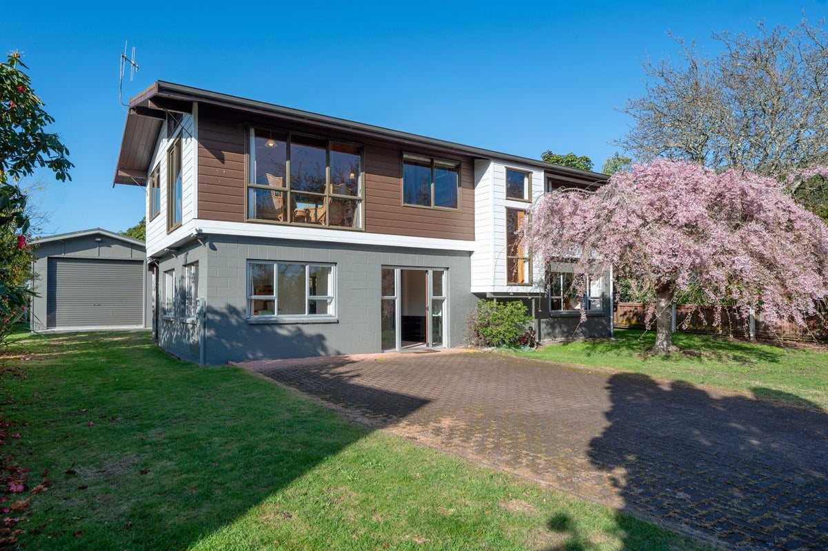 8 Keitha Place, Kinloch, Taupo - Carousel 1