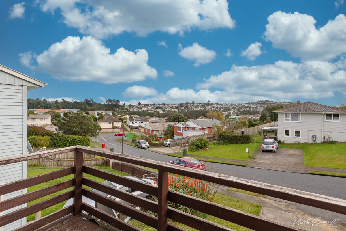 12 Penguin Grove, Waitangirua, Porirua - Carousel 2