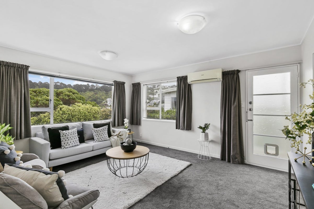 5/4 Overtoun Terrace, Hataitai, Wellington - Carousel 1