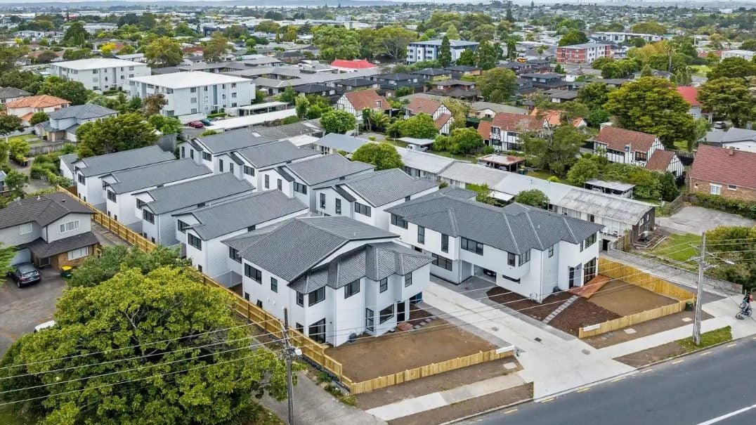 2/25 Swanson Road, Henderson, Auckland - Carousel 1