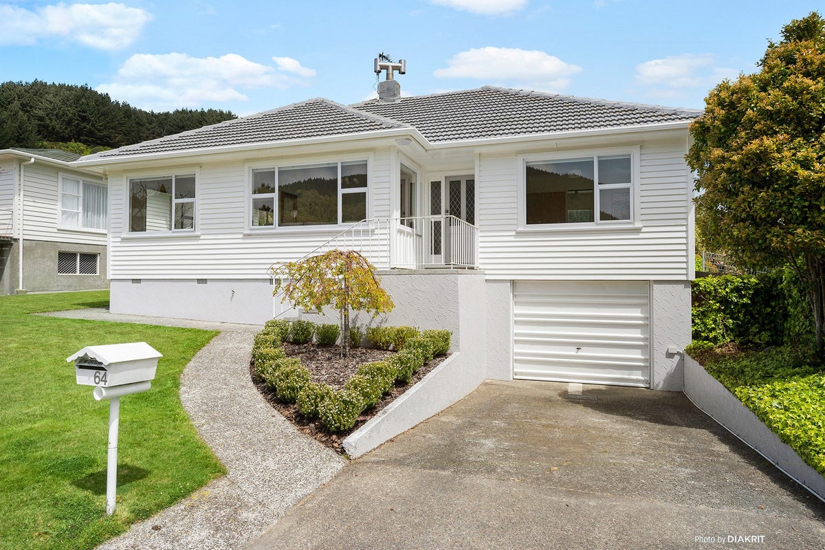 64 Raroa Terrace, Tawa, Wellington - Carousel 1