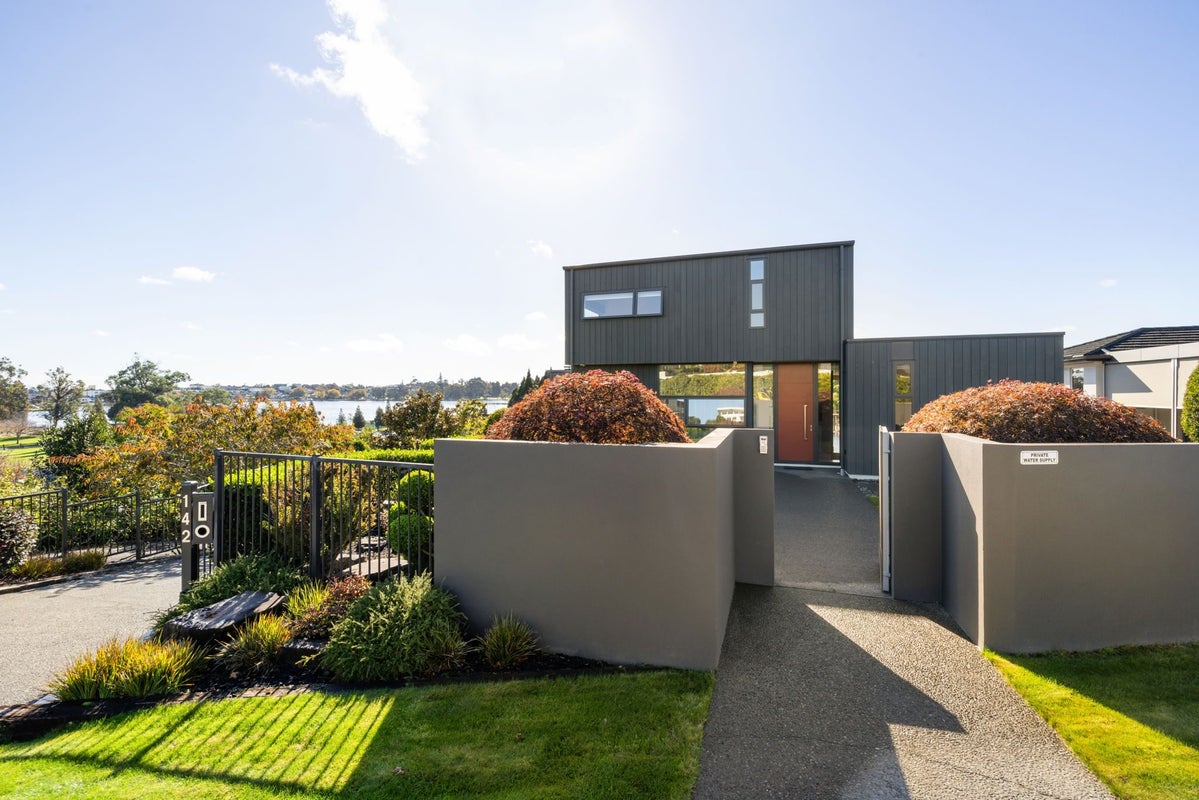 142 Lake Crescent, Hamilton Lake, Hamilton - Carousel 2