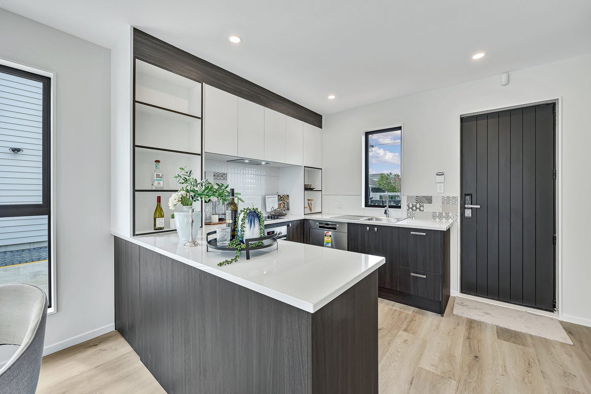 6/47 Beach Road, Te Atatu Peninsula, Auckland - Carousel 2