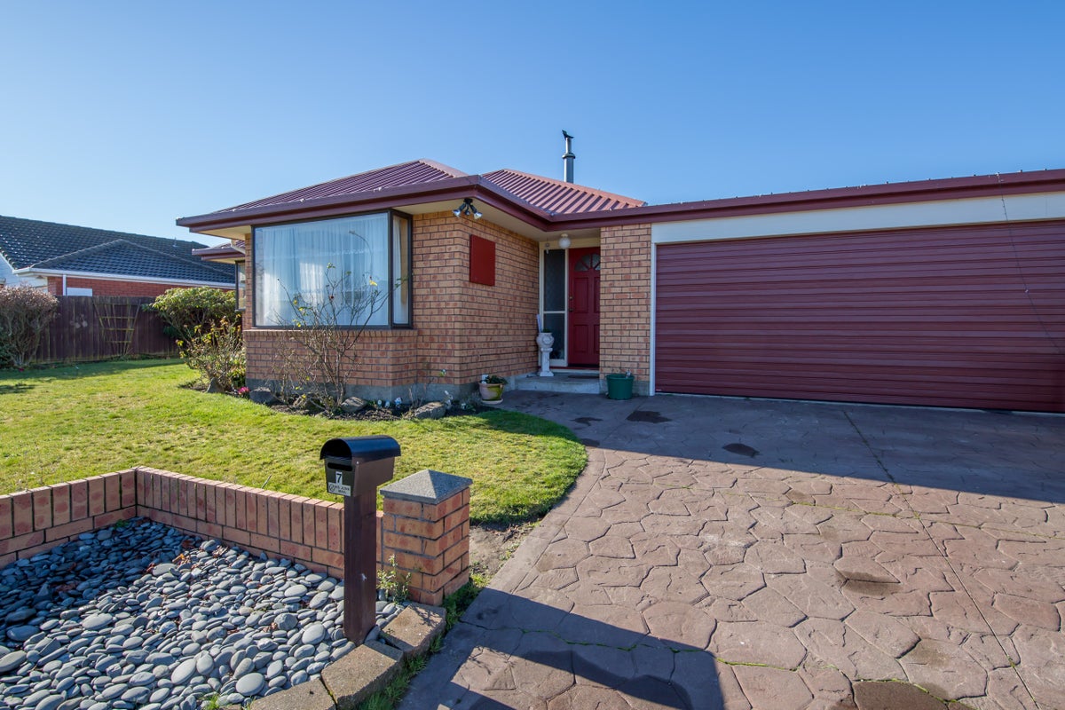 7 Kintyre Drive, Broomfield, Christchurch - Carousel 1