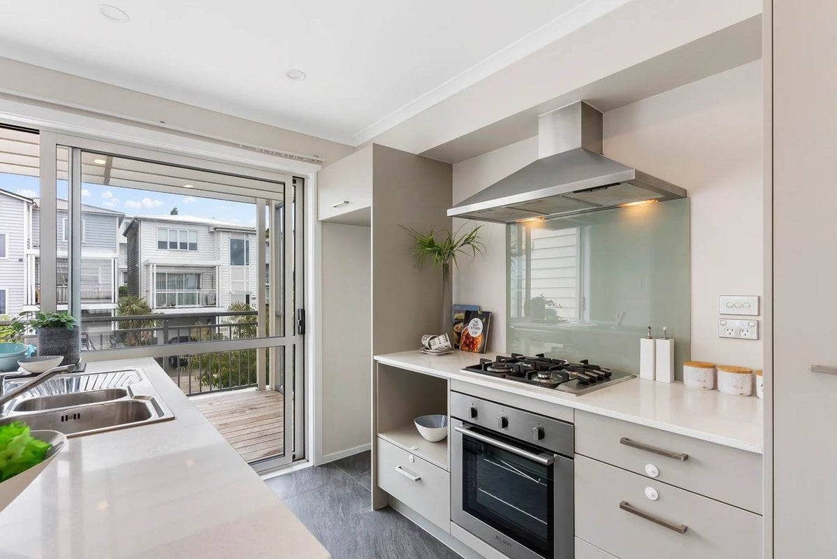 41 Adamson Road, Flat Bush, Auckland - Carousel 2