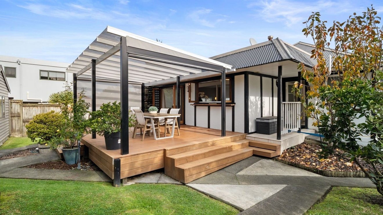 2/531 Beach Road, Murrays Bay, Auckland - Carousel 1