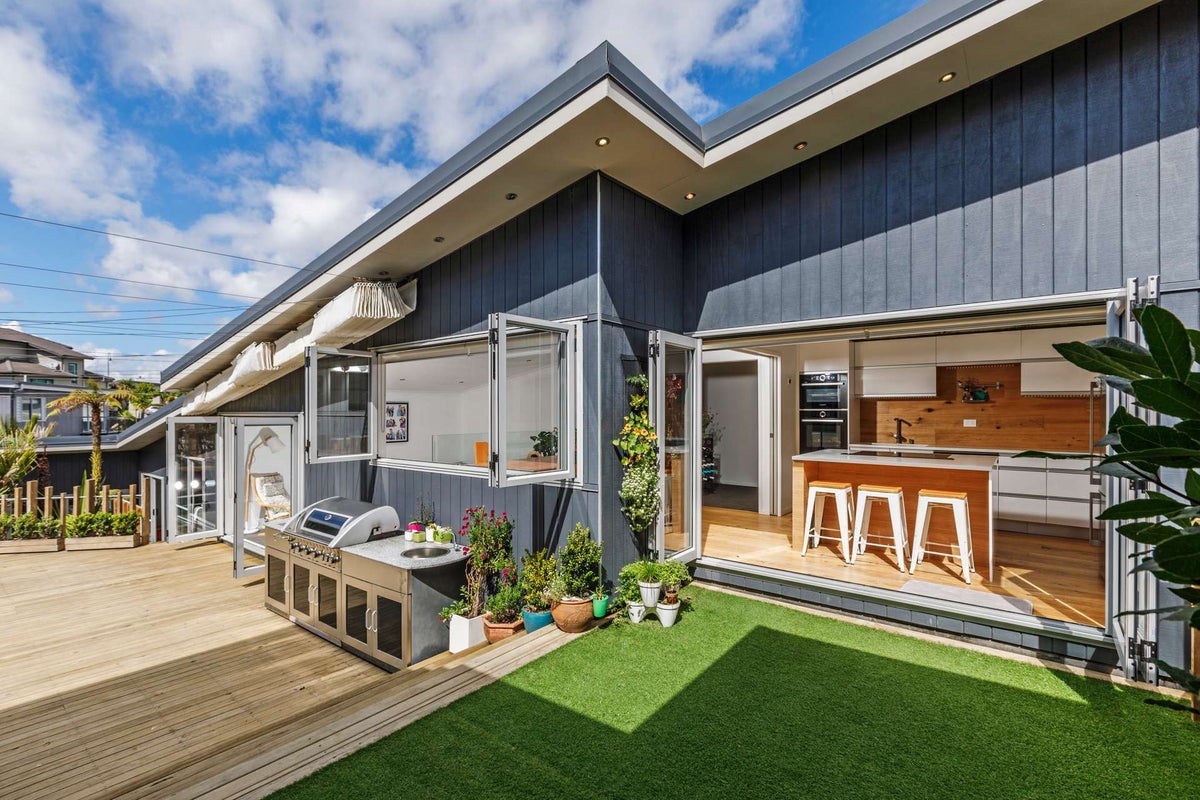 70 Rising Parade, Fairview Heights, Auckland - Carousel 1