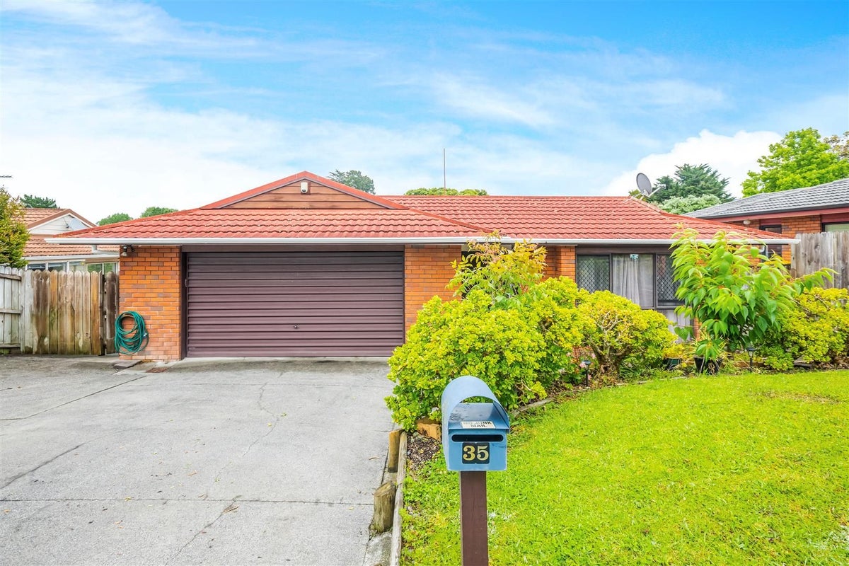 35 Pinewood Grove, Botany Downs, Auckland - Carousel 2