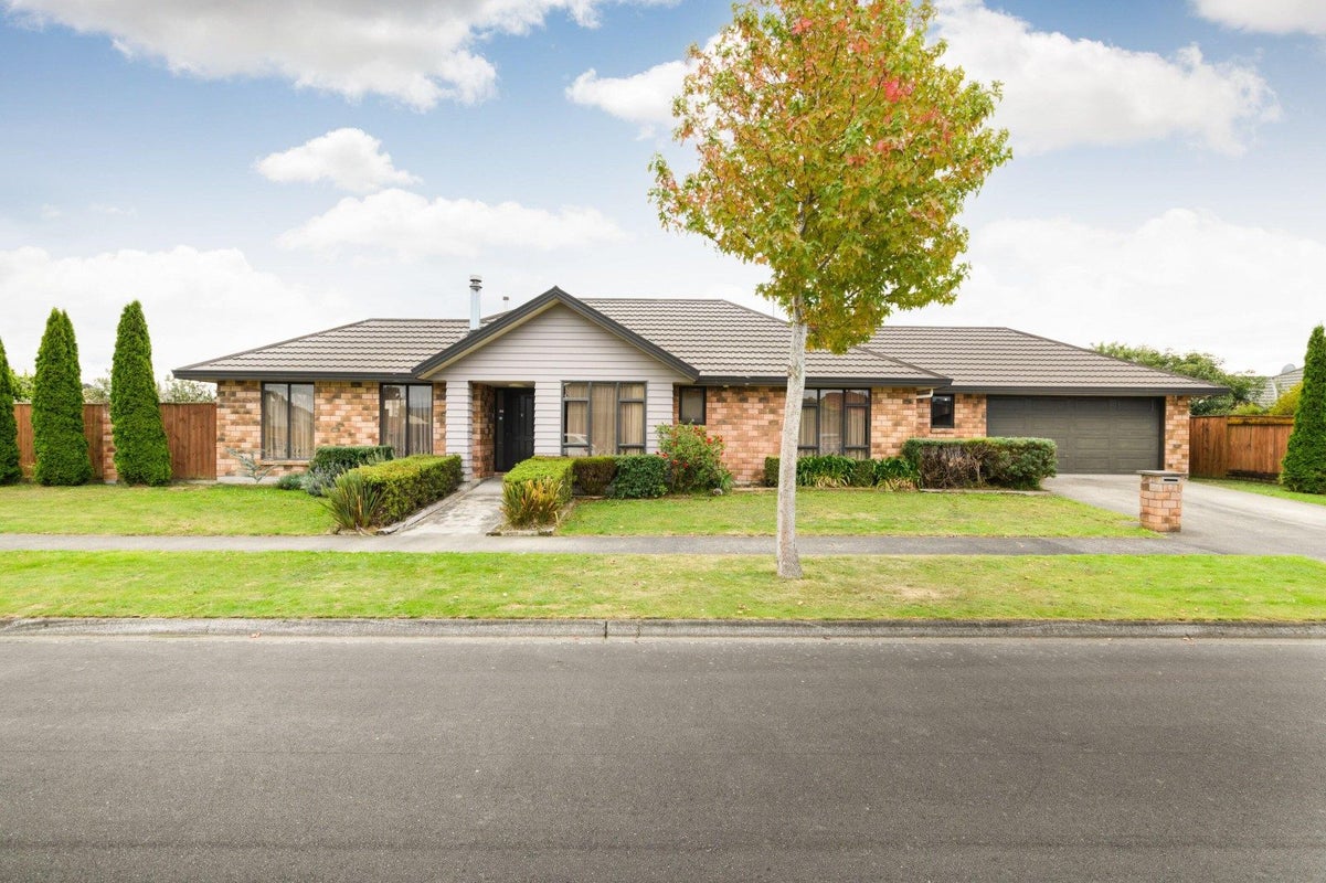 1 Cleveland Heights, Kelvin Grove, Palmerston North - Carousel 1