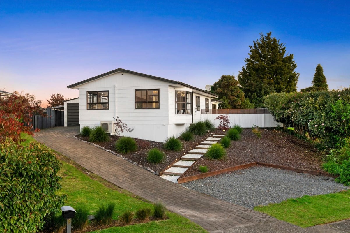 8 Taurus Place, Kawaha Point, Rotorua - Carousel 1