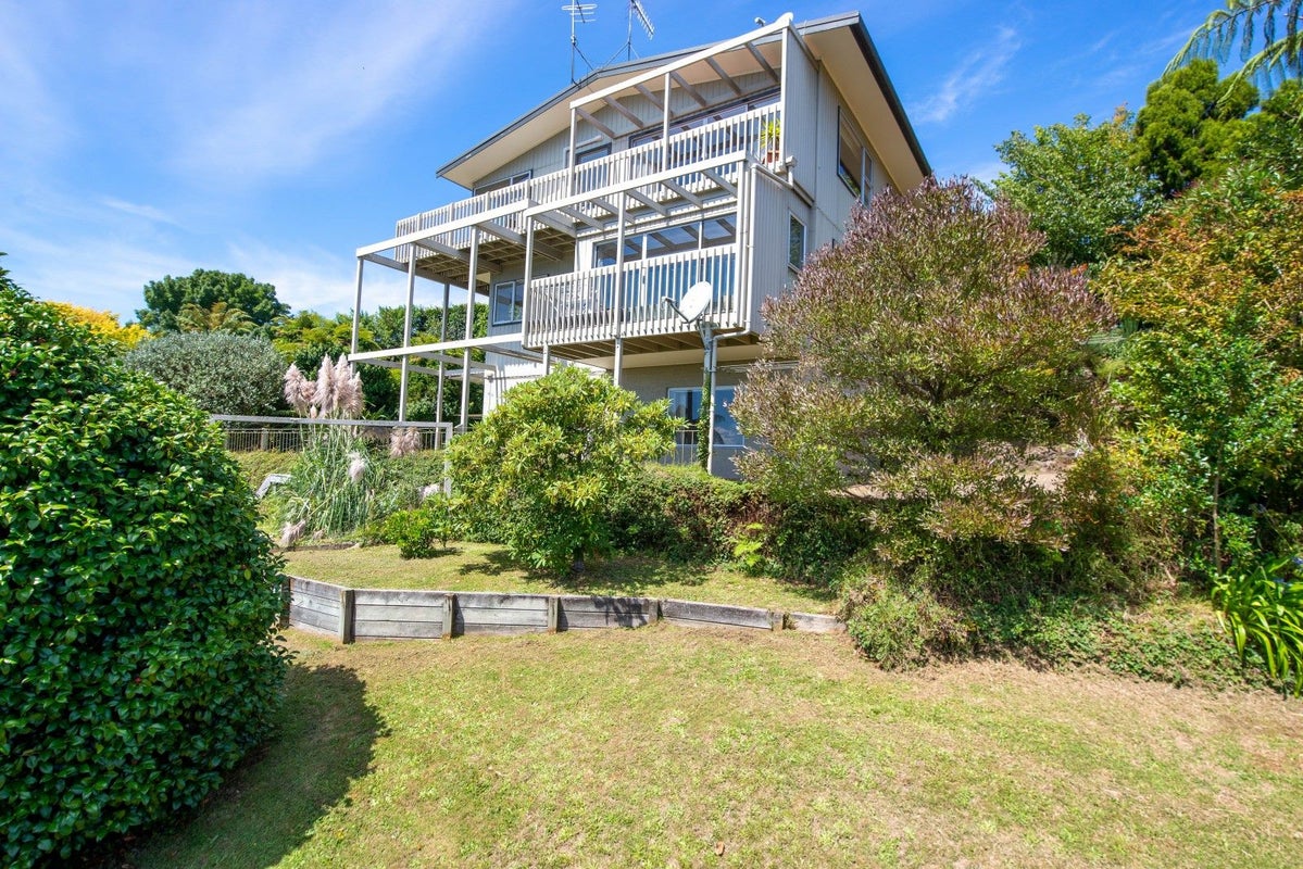 10 Naera Place, Kawaha Point, Rotorua - Carousel 2