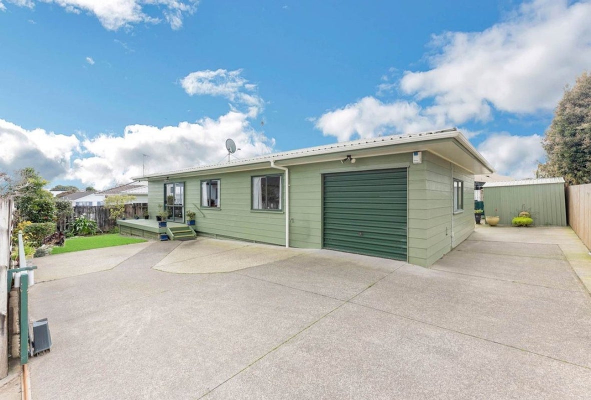 8A Melleray Place, Randwick Park, Auckland - Carousel 1