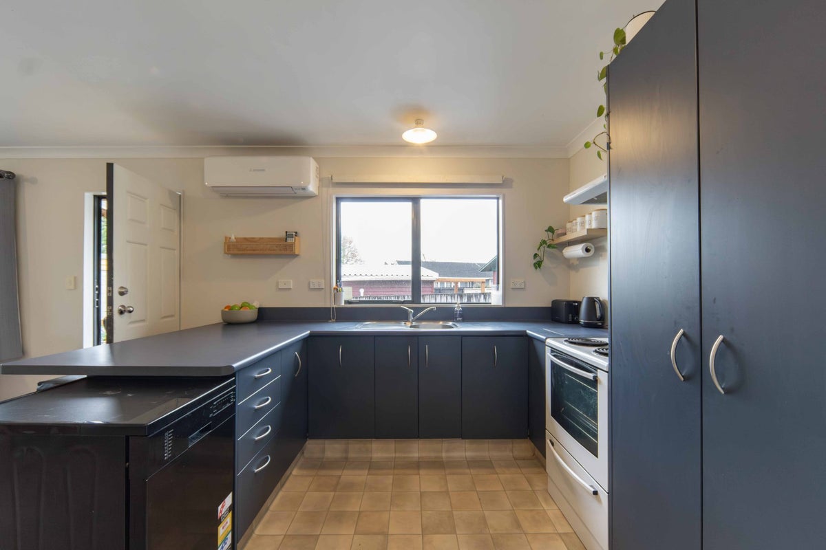 29A Barrie Crescent, Silverdale, Hamilton - Carousel 2