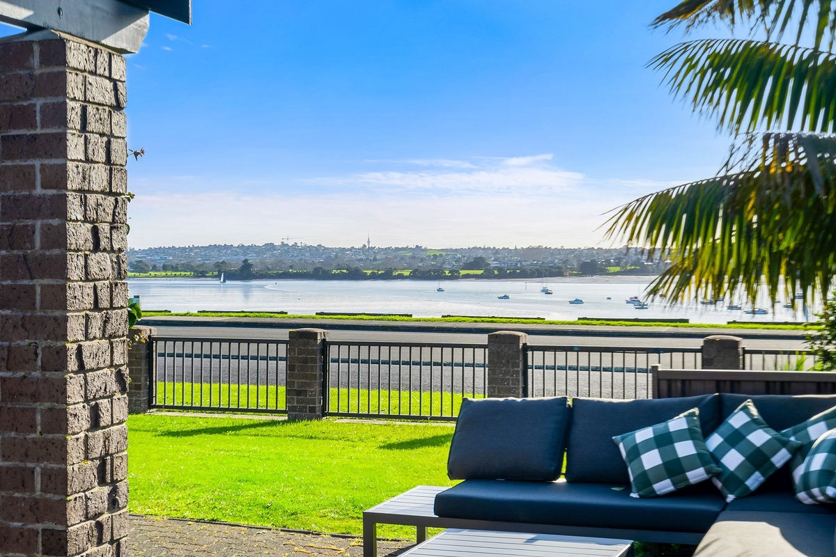 5 Falstaff Place, Half Moon Bay, Auckland - Carousel 1