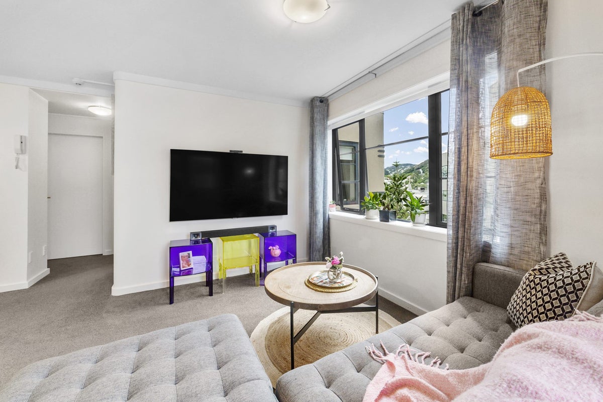 17/127 Molesworth Street, Thorndon, Wellington - Carousel 1