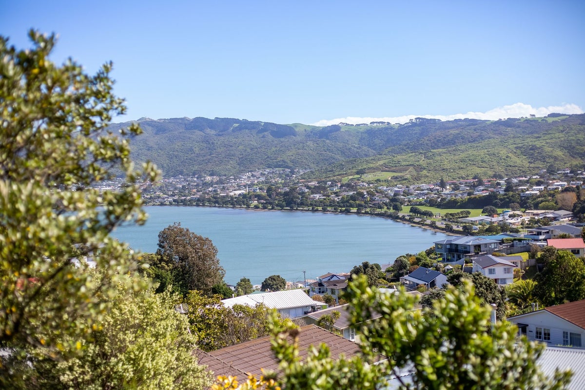 21 Inlet View, Titahi Bay, Porirua - Carousel 1