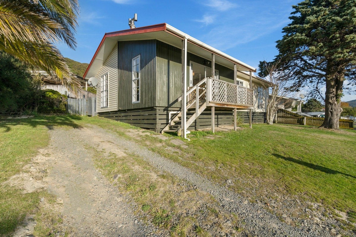 1 Bunratty Grove, Wainuiomata, Lower Hutt - Carousel 1