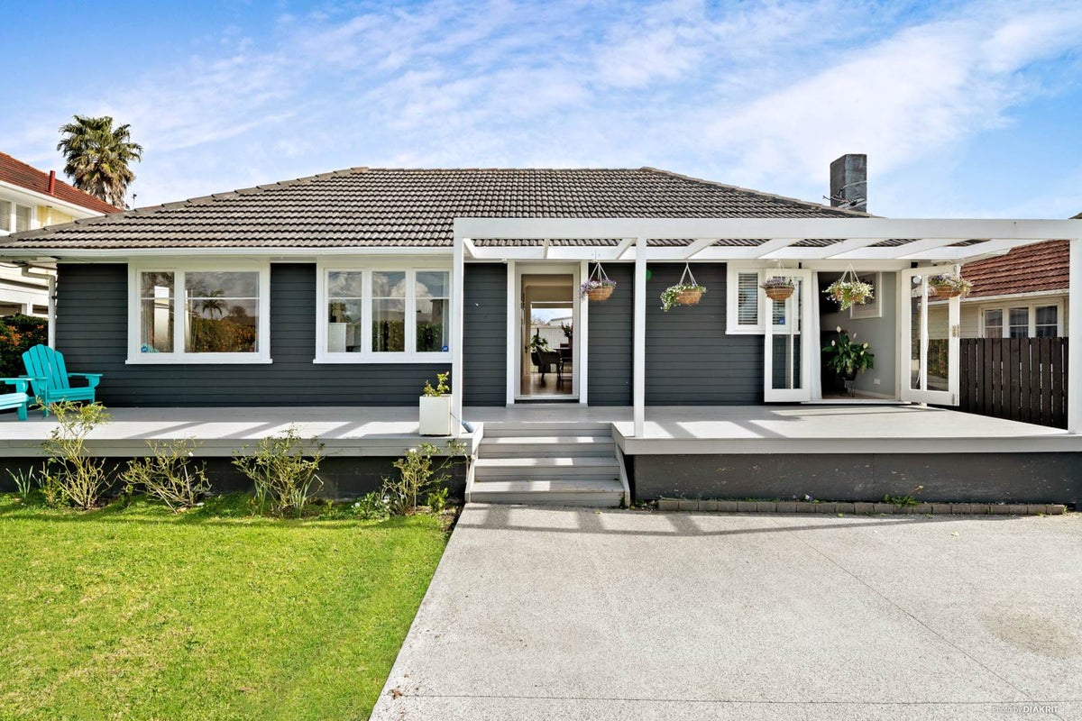 43 Beach Road, Te Atatu Peninsula, Auckland - Carousel 2