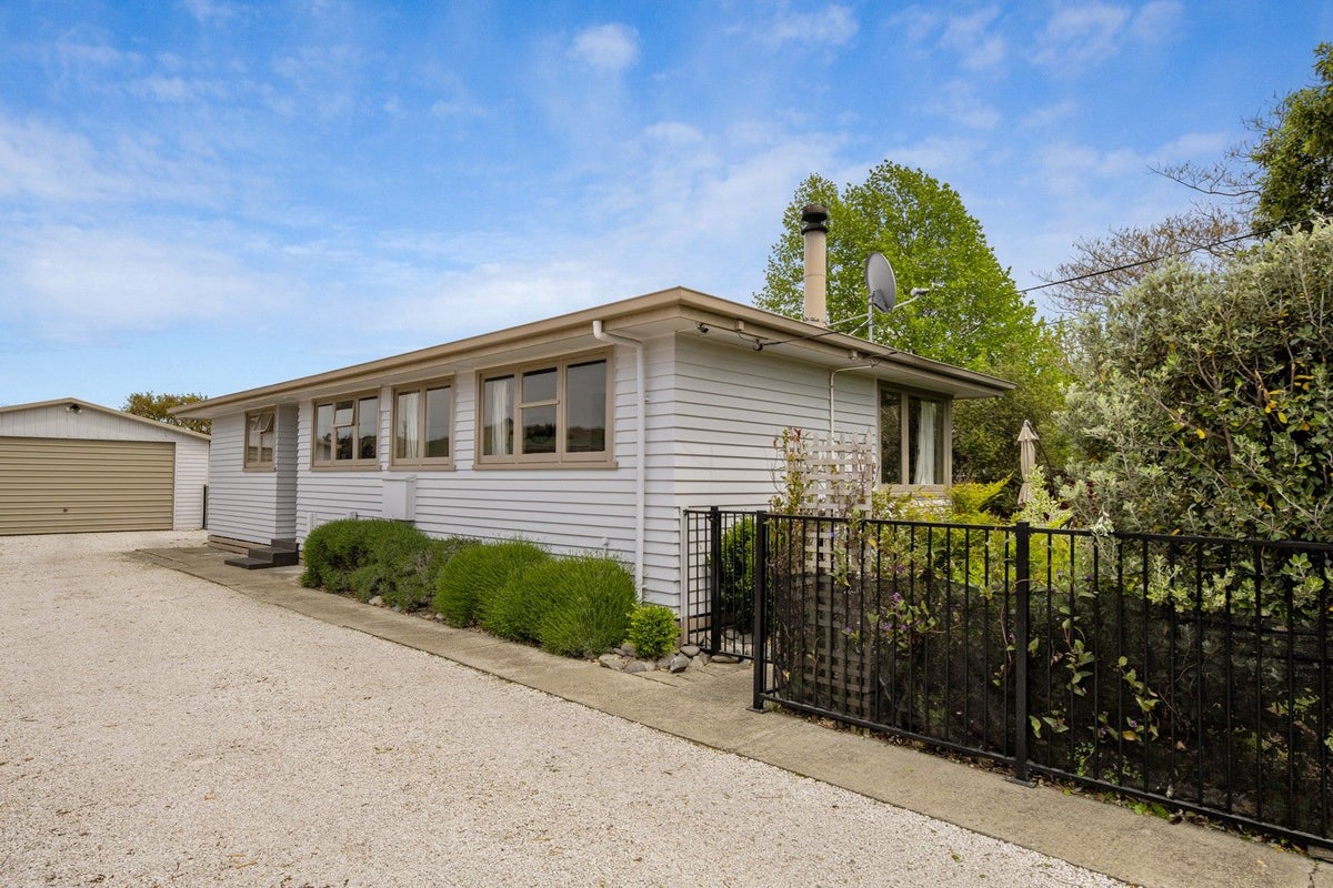 16 Gill Crescent, Redwoodtown, Blenheim - Carousel 1