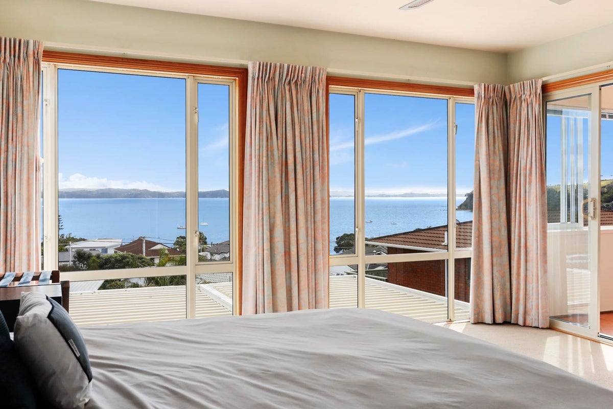 1036 Whangaparaoa Road, Tindalls Beach, Whangaparaoa - Carousel 2