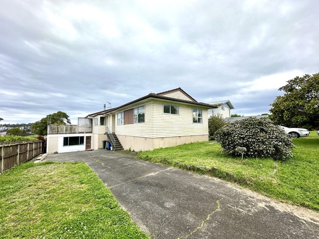 19 Lydford Place, Glendene, Auckland - Carousel 1