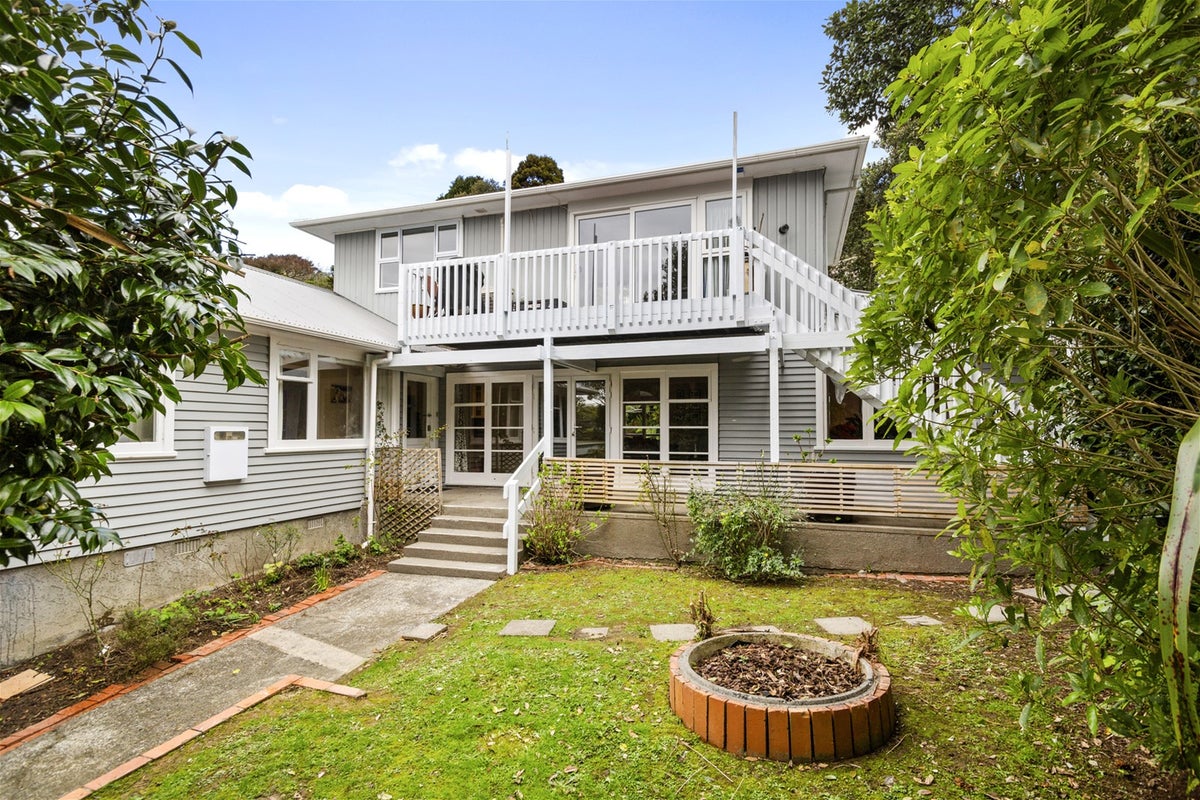 1 Westhaven Drive, Tawa, Wellington - Carousel 1