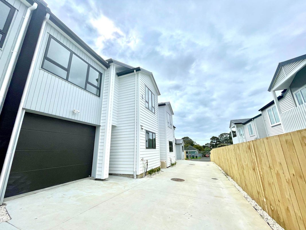 15 Holland Avenue, Point England, Auckland - Carousel 2