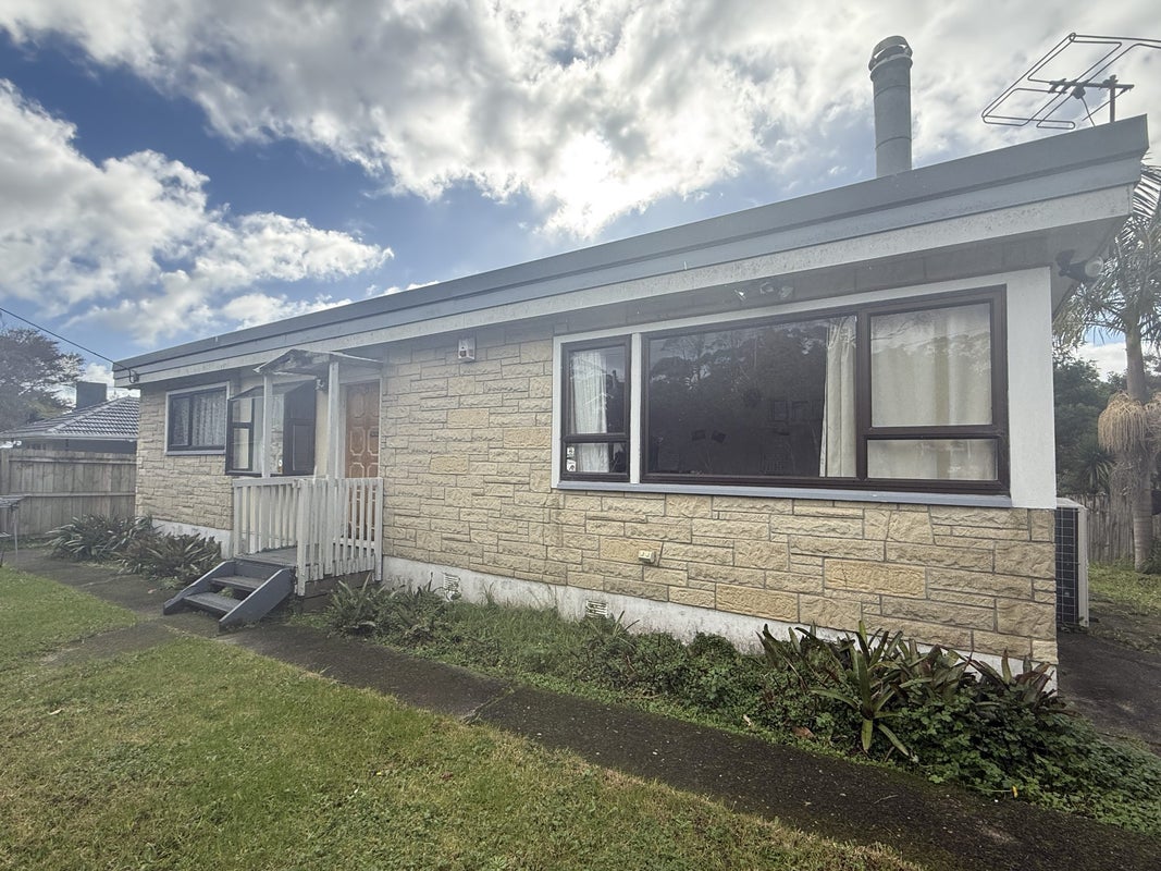 1 Coletta Lane, Te Atatu South, Auckland - Carousel 1