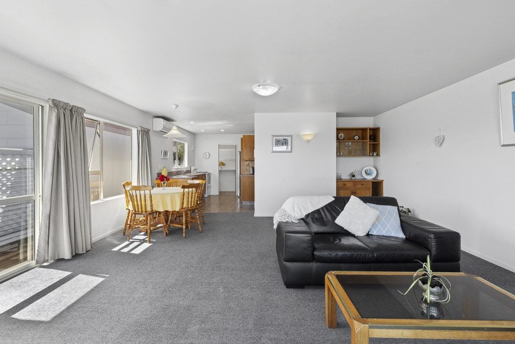 2 Fernlea Rise, Richmond, Richmond - Carousel 2