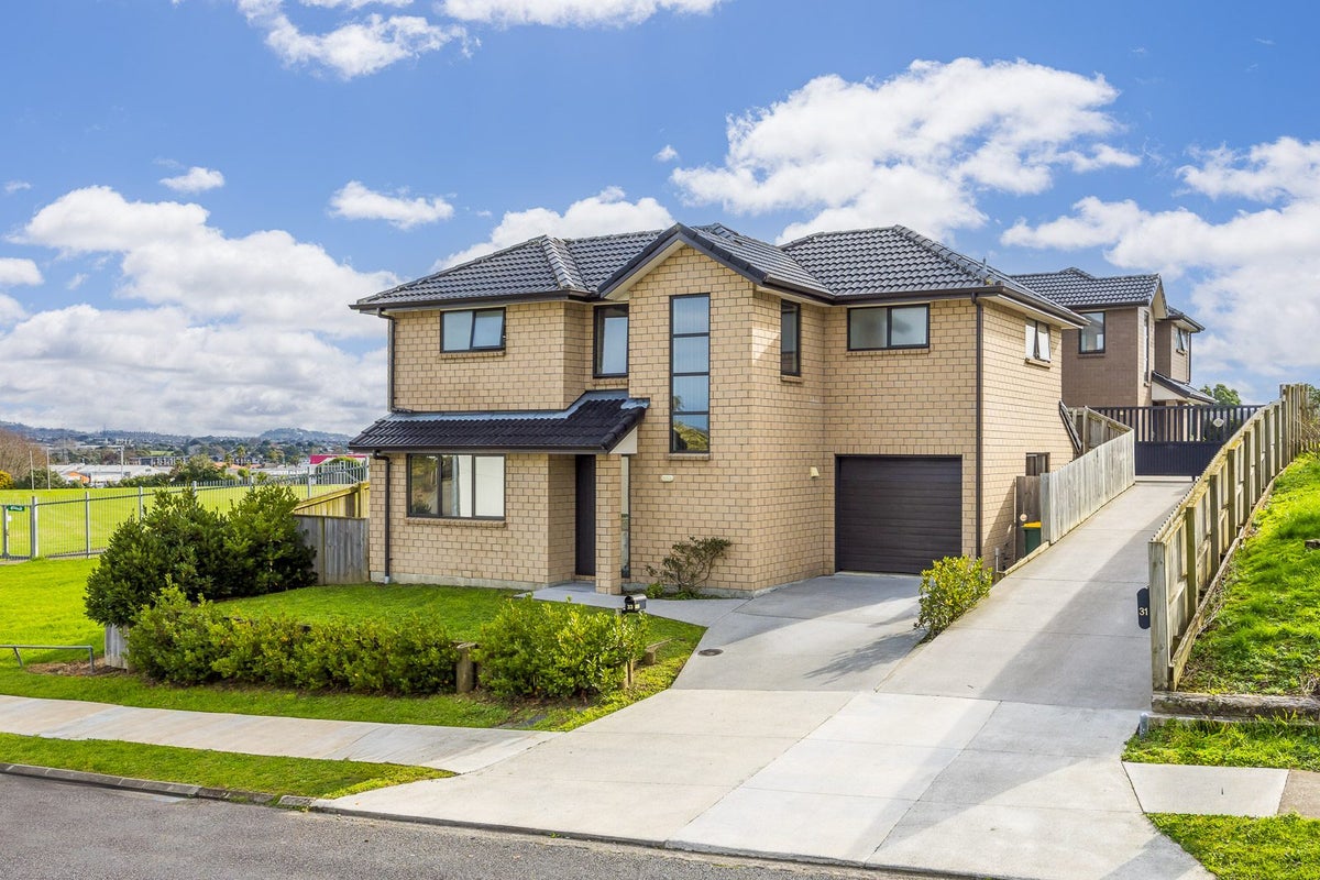 33 Carole Crescent, Pakuranga, Auckland - Carousel 1
