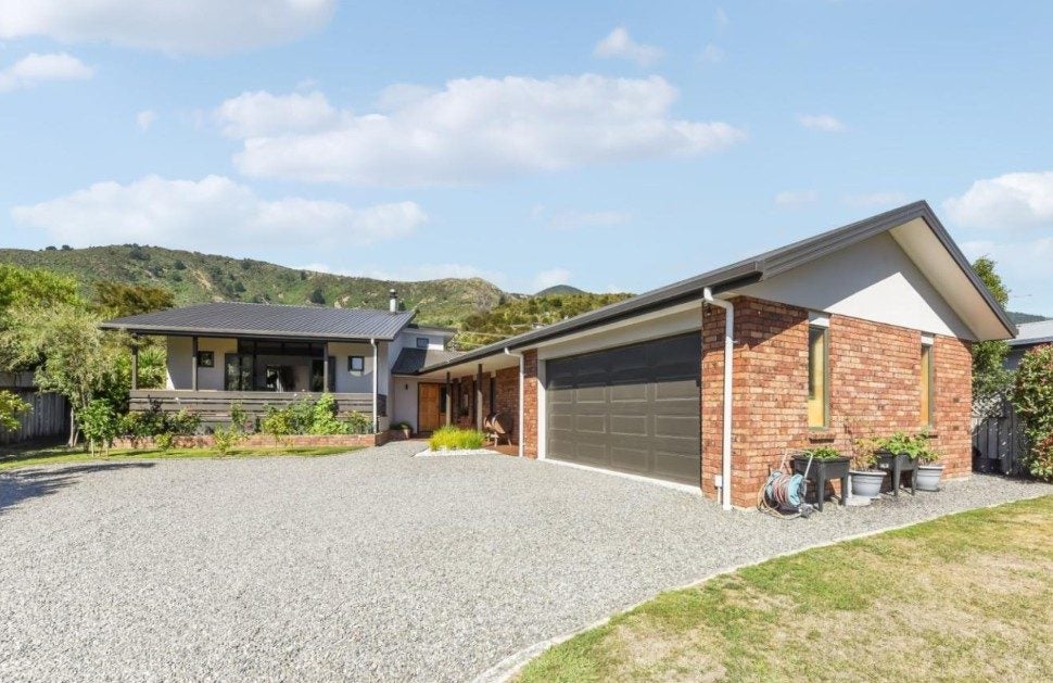 15 Boons Valley Road, Waikawa, Picton - Carousel 1