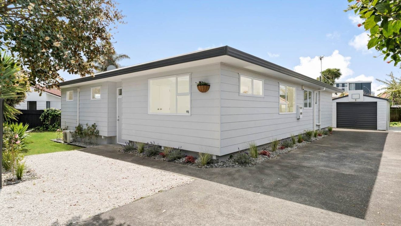 43A Graham Avenue, Te Atatu Peninsula, Auckland - Carousel 1