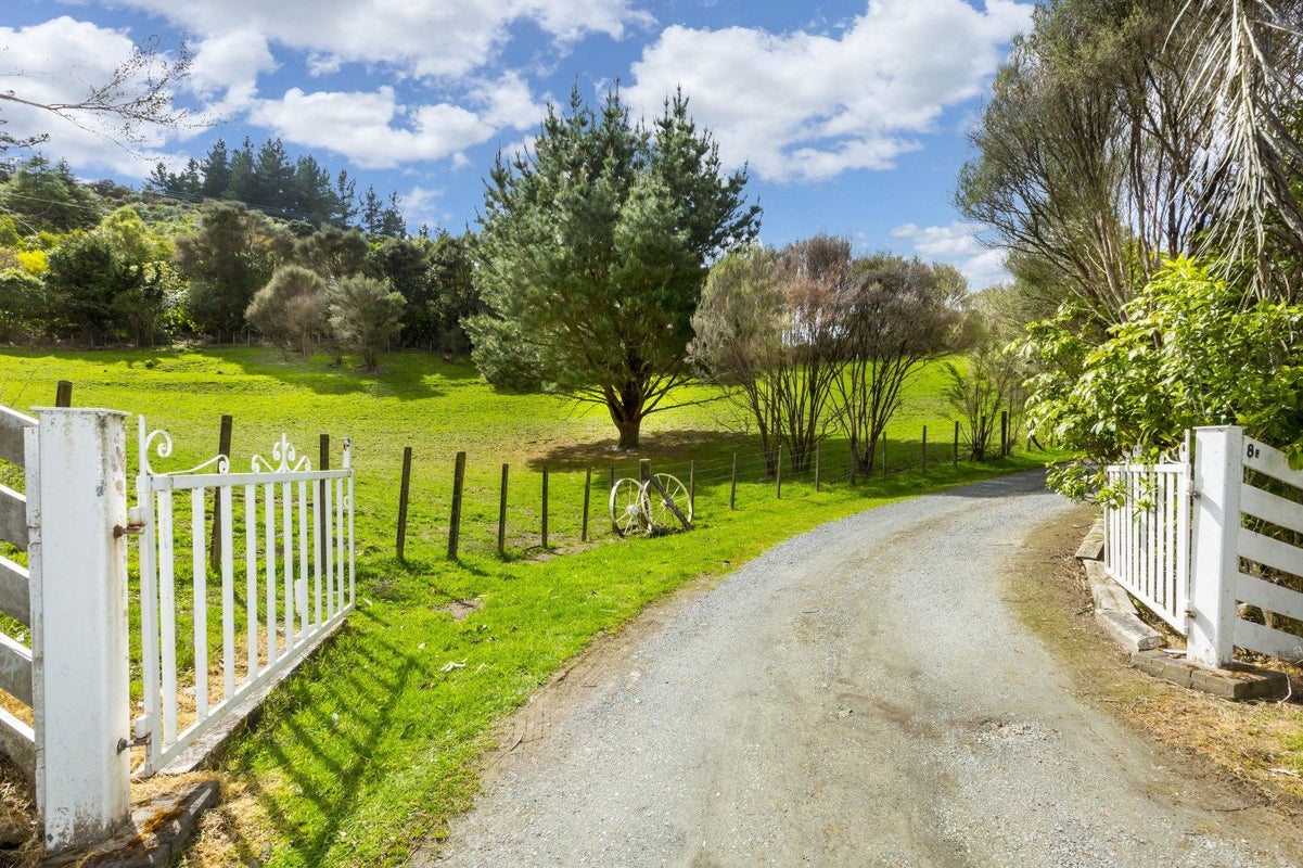 8F Sierra Way, Blue Mountains, Upper Hutt - Carousel 2
