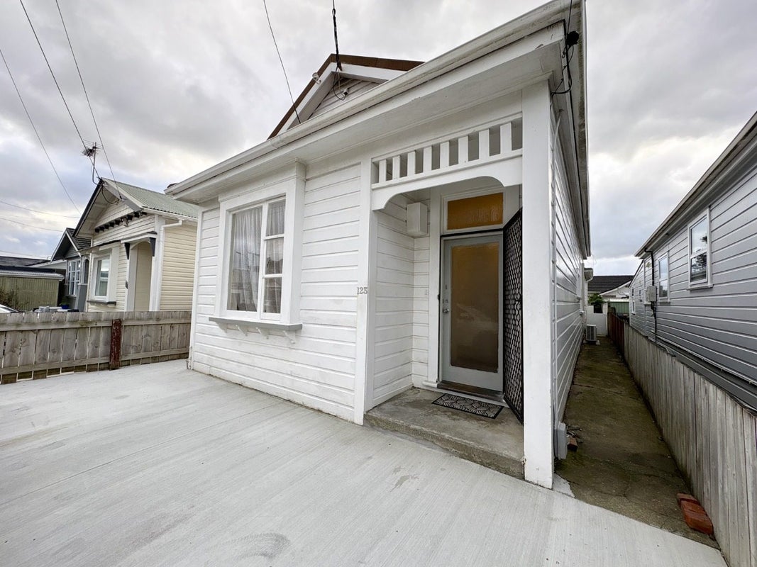 123 Onepu Road, Lyall Bay, Wellington - Carousel 1