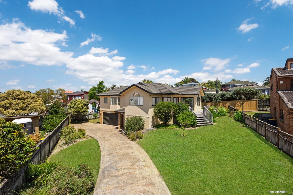 7 Seagrove Road, West Harbour, Auckland - Carousel 1