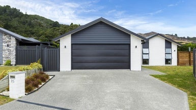 25 Salisbury Crescent, Wallaceville, Upper Hutt - Carousel 1