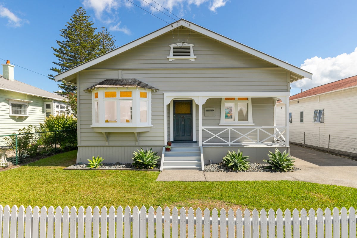 11 Formby Avenue, Point Chevalier, Auckland - Carousel 1