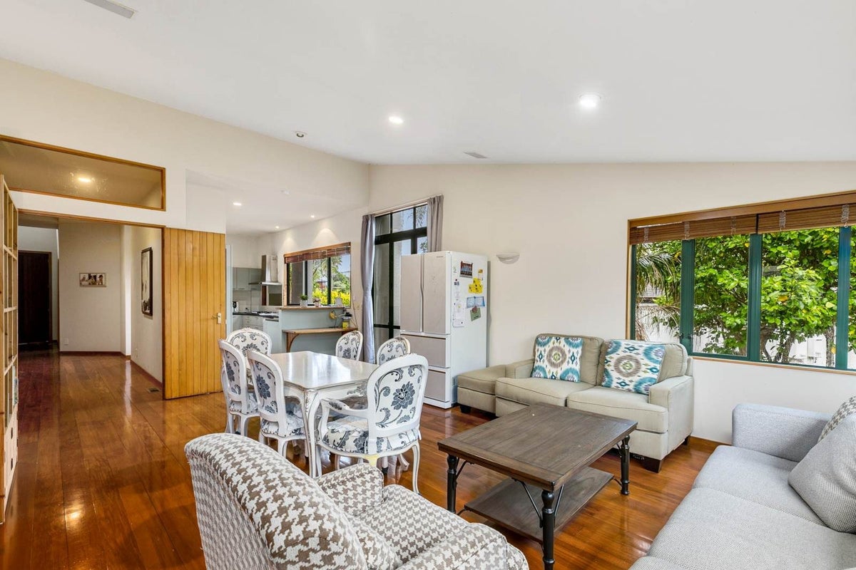 64 Penguin Drive, Murrays Bay, Auckland - Carousel 2