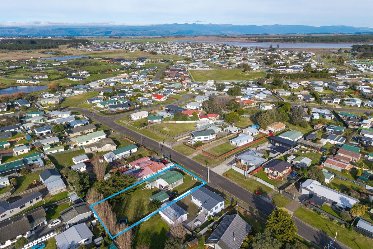 9 Hennessey Street East, Foxton Beach, Foxton - Carousel 2
