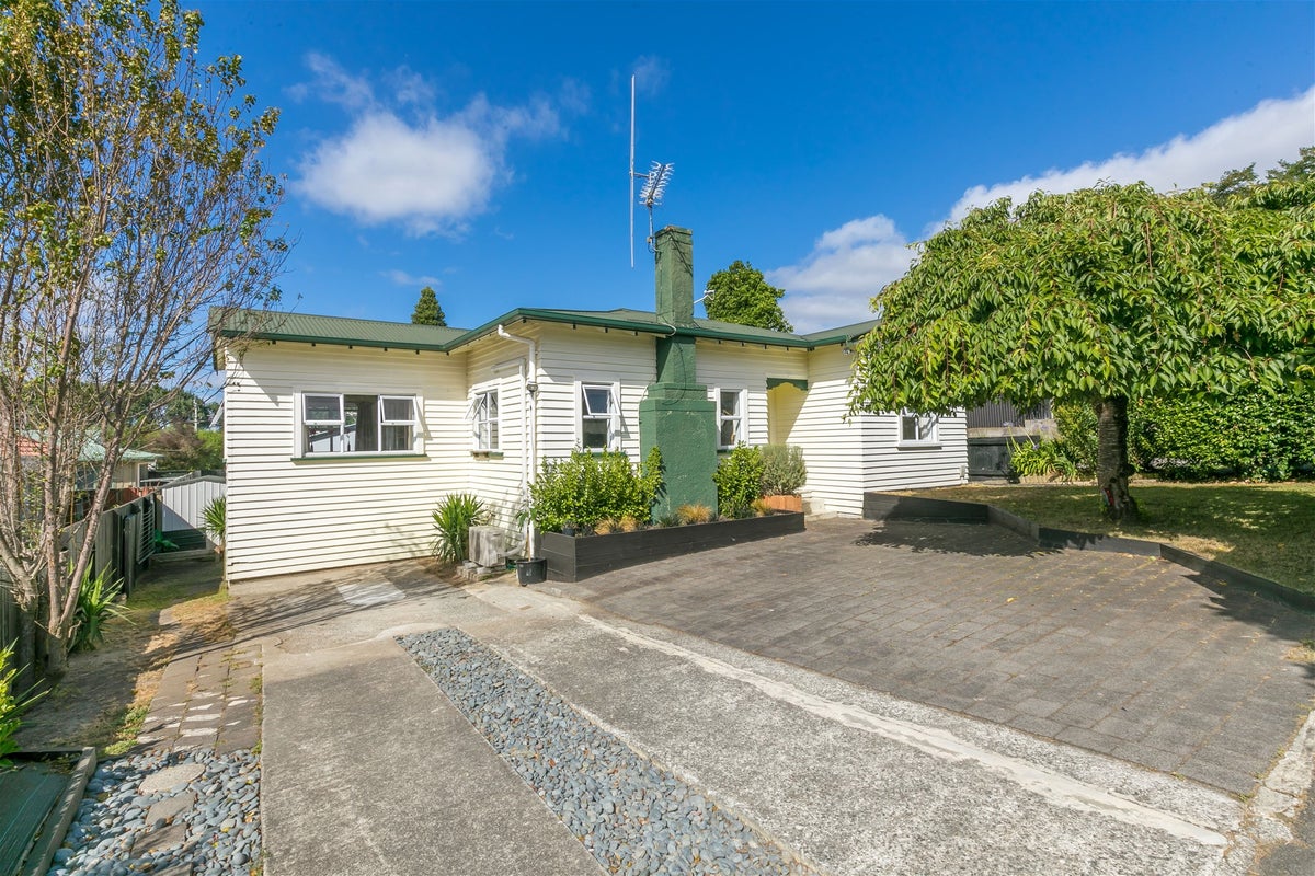 15 Hinau Street, Maeroa, Hamilton - Carousel 1