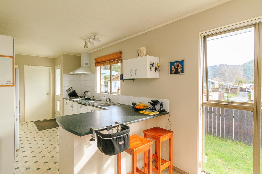 12 Jasper Grove, Birchville, Upper Hutt - Carousel 2