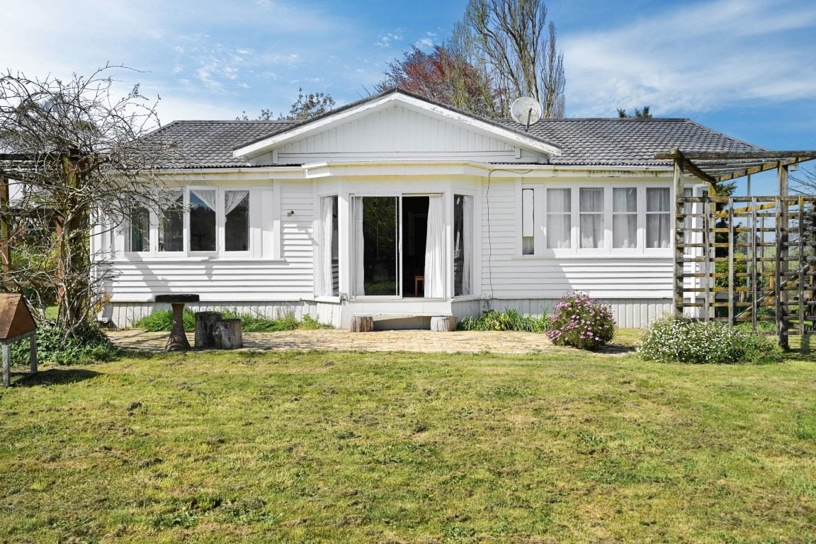 110 Foster Road, Temple View, Hamilton - Carousel 1