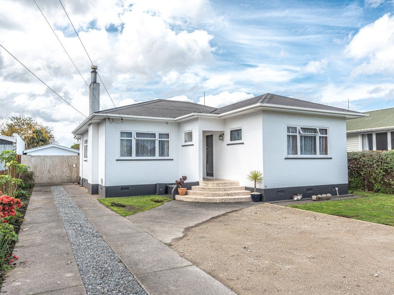 16 Caffray Avenue, Aramoho, Whanganui - Carousel 1