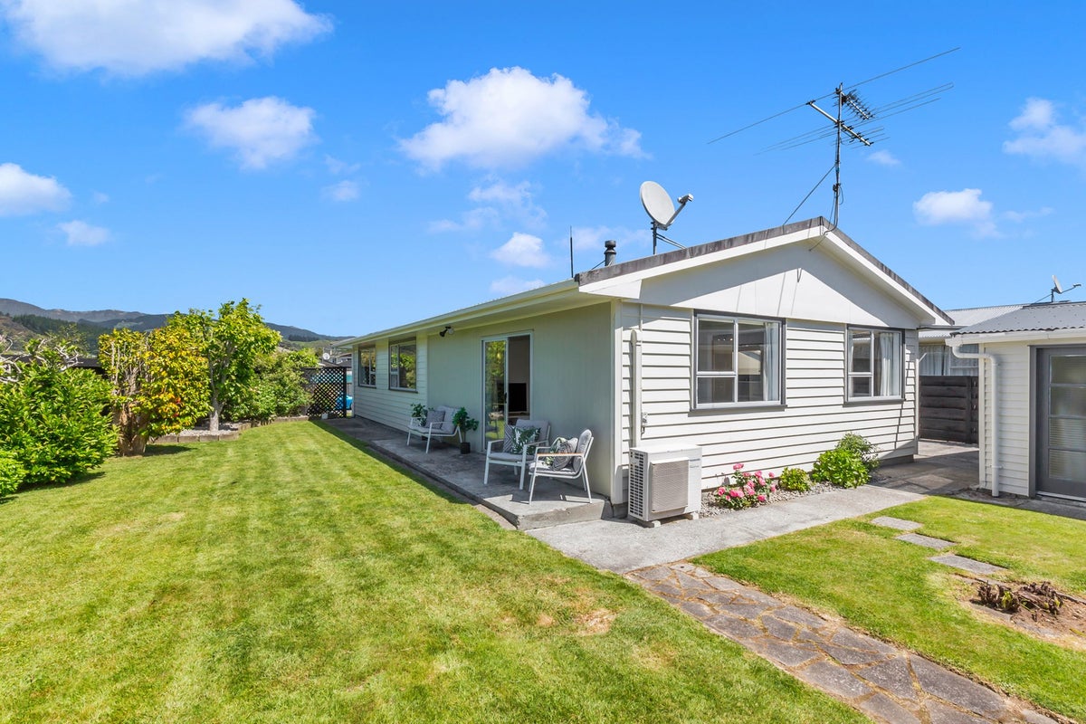 22 Omaha Grove, Totara Park, Upper Hutt - Carousel 1