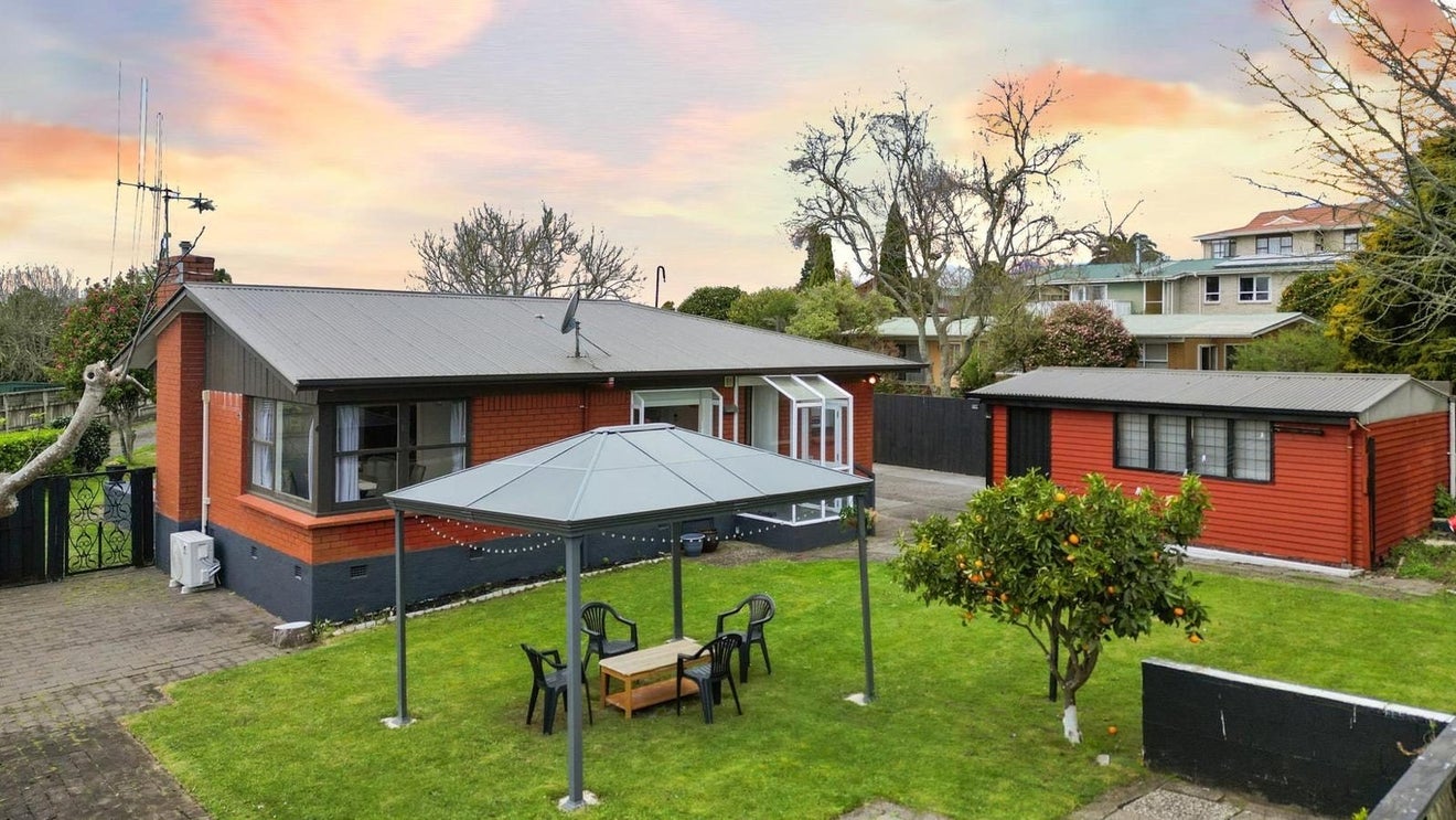 59 Resthill Crescent, Glenview, Hamilton - Carousel 13