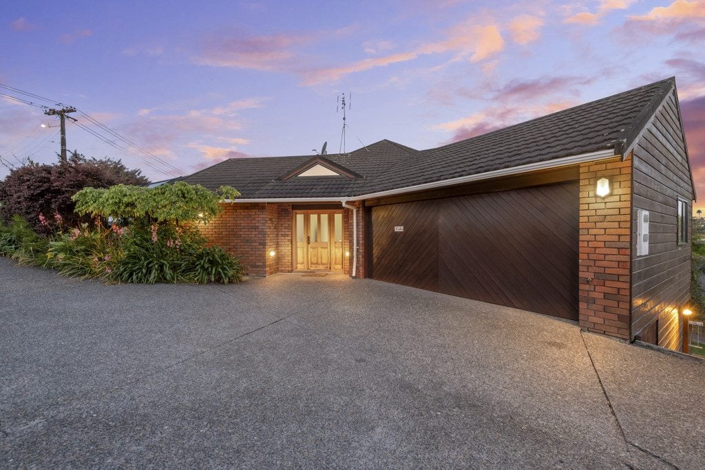 27 Selwyn Road, Cockle Bay, Auckland - Carousel 1