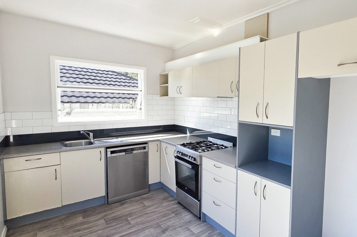 11 Glanmire Road, Newlands, Wellington - Carousel 2