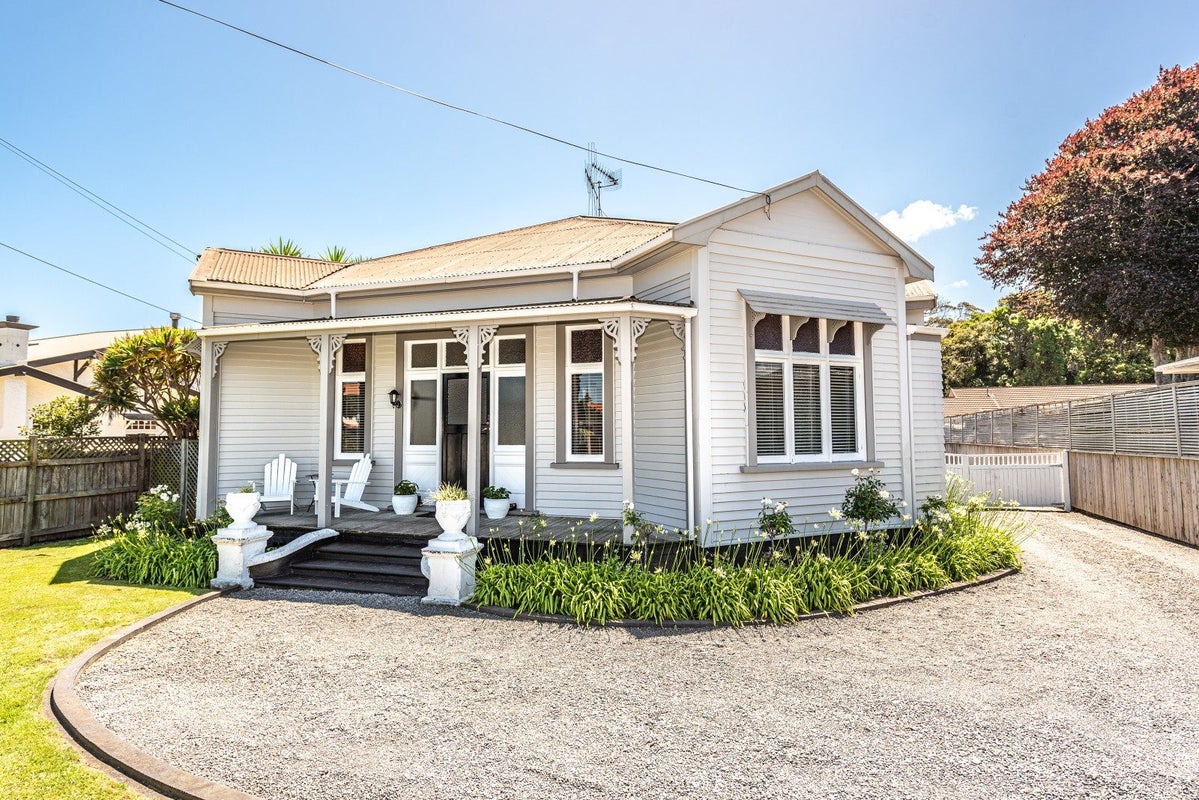 8 St Leonard Street, Saint Johns Hill, Whanganui - Carousel 1
